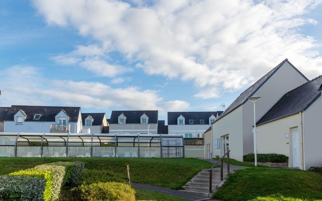 Slide Espaces en commun avec piscine couverte au centre des terrasses de Pentrez