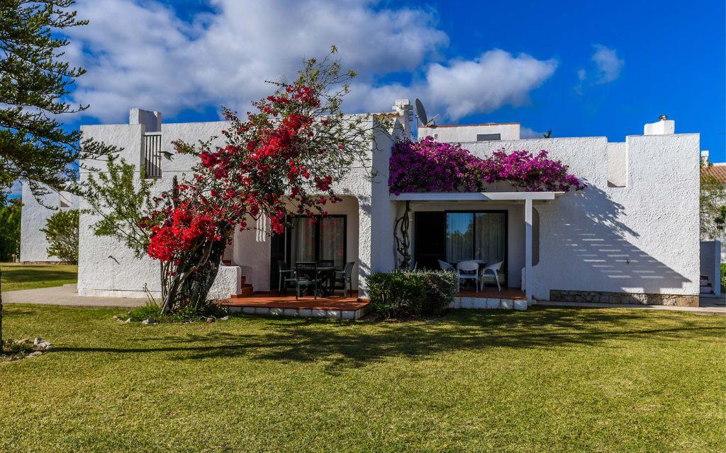 Slide Extérieur d’une villa à Pedras del Rei au Portugal avec de la végétation devant et une terrasse extérieure privative