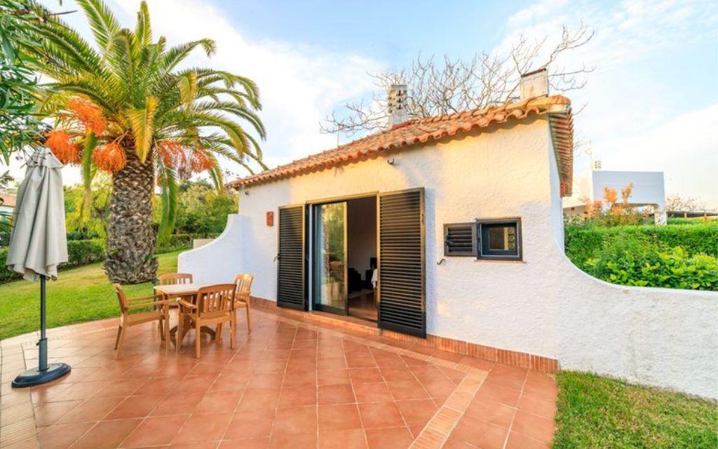 Slide Villa au sein de la résidence Pedras del Rei au Portugal avec grande terrasse privative devant l’entrée