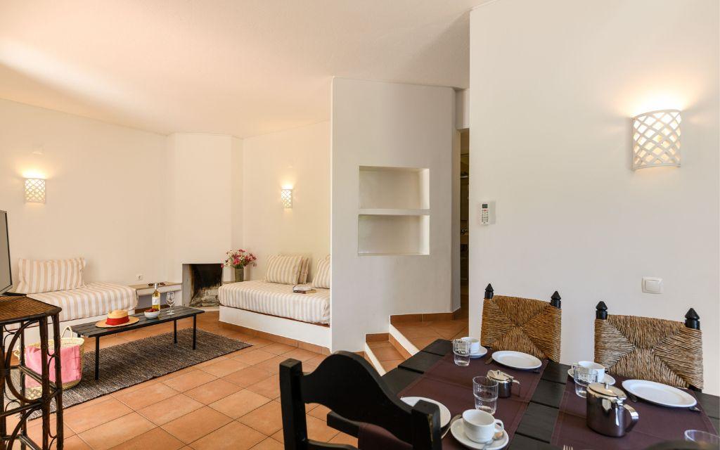 Slide Salon et espace salle à manger au sein d’une villa individuelle à Pedras del Rei