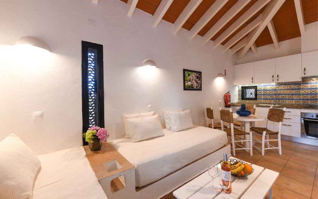 Slide Espace salon avec table à manger et cuisine équipée ouverte dans une villa de la résidence Pedras del Rei