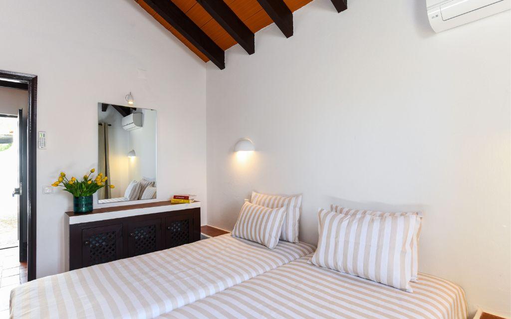 Slide Seconde chambre avec deux lits simples et la climatisation au sein d’une villa de la résidence Pedras del Rei au Portugal