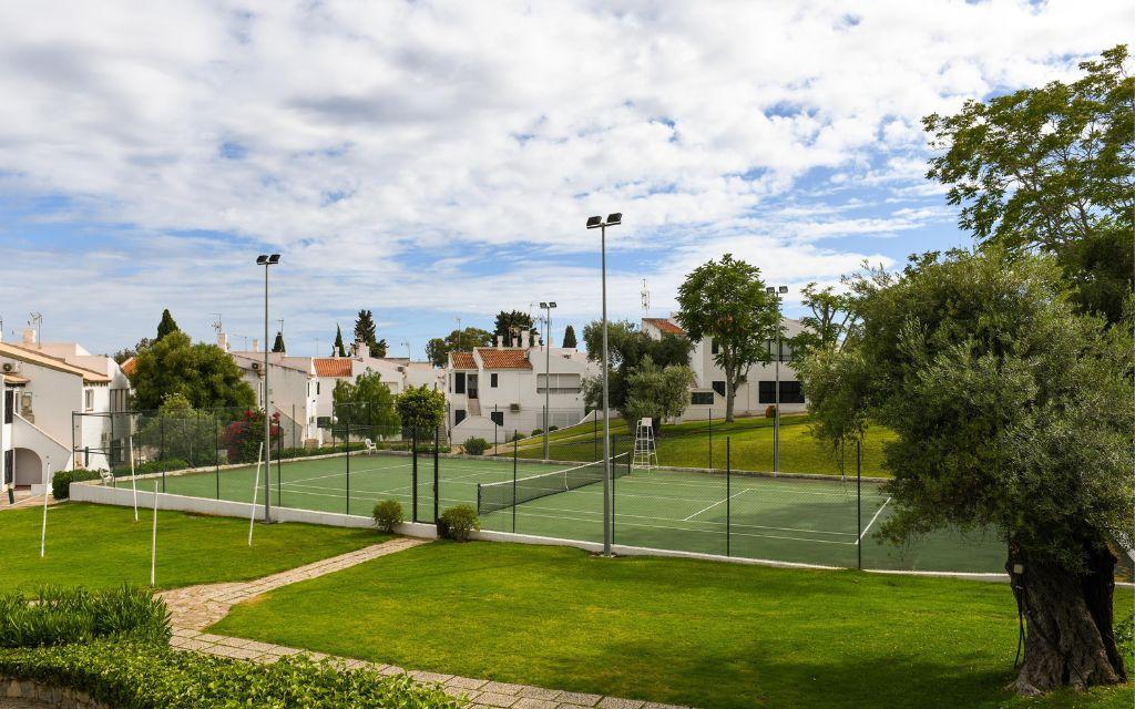 Slide Deux terrains de tennis au sein de la résidence Pedras del Rei au Portugal
