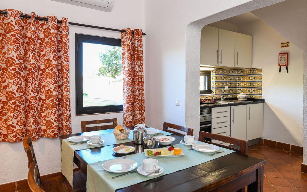 Slide Living room with dining area and open kitchen in the Pedras del Rei residence in Portugal