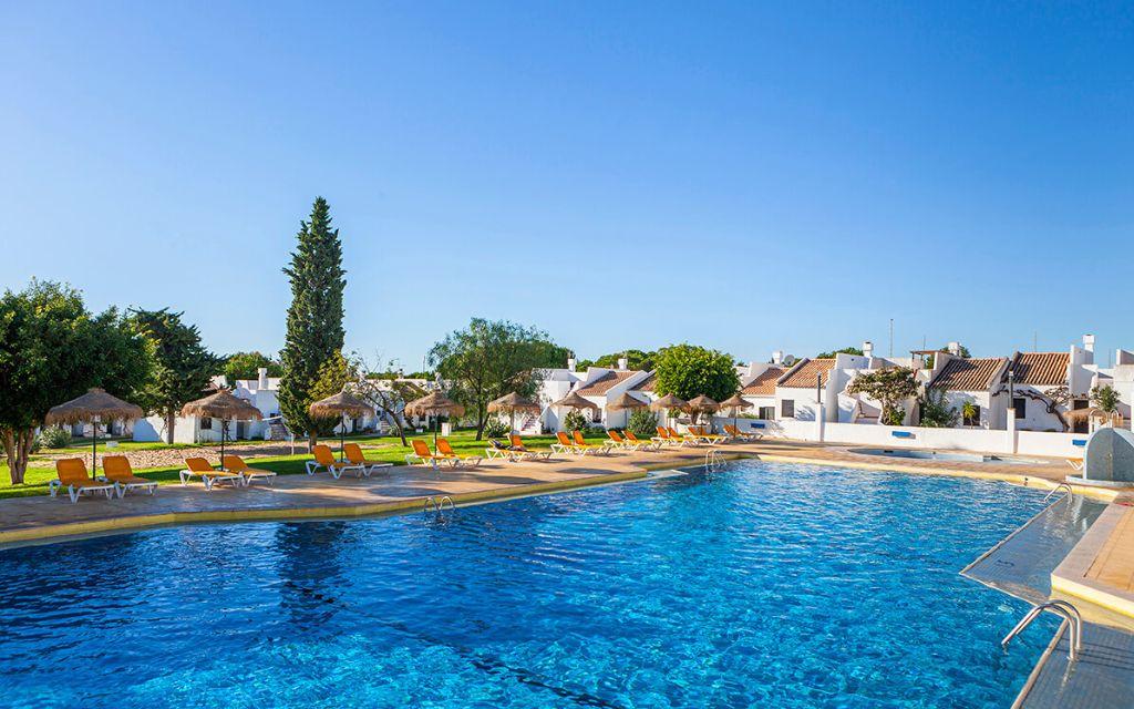 Slide Grande piscine extérieure non chauffée avec des transats et espace pataugeoire à Pedras da Rainha au Portugal