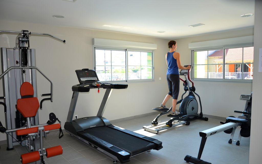 Slide Fitness room with strength-training and cardio equipment in Marseillan-Plage