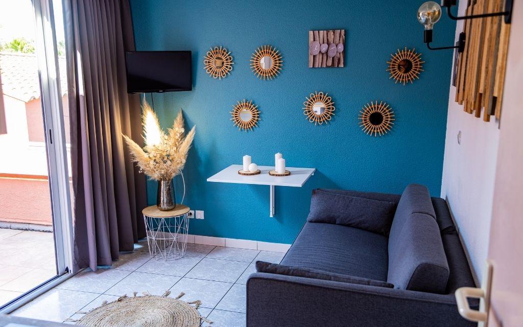 Slide Intérieur d’un studio pour 2 à 4 personnes avec canapé-lit au sein de la résidence Antinea à Argelès-sur-Mer