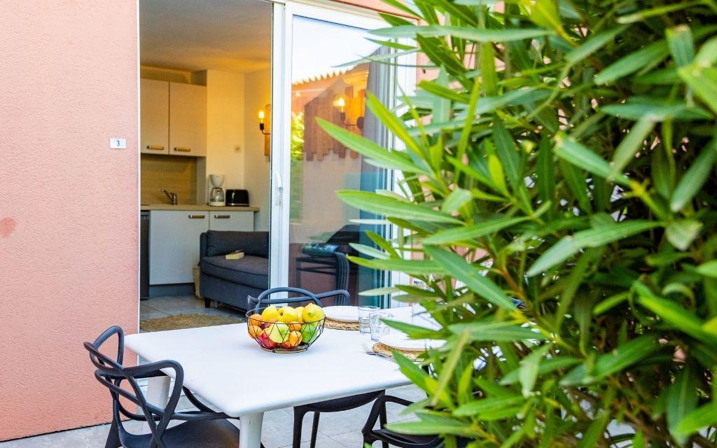 Slide Terrasse extérieure avec salon de jardin depuis un studio de la résidence Antinea à Argeles sur mer