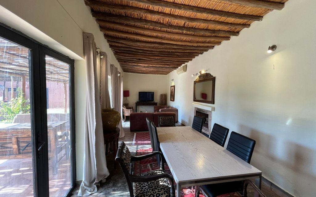 Slide Salon climatisé pour 6 personnes ouvert sur la terrasse de la villa avec vue directe sur le jardin à la Villa Dar Wellness