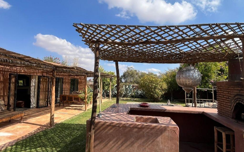 Slide Bar et four à pizza à disposition aux abords de la piscine privée de la Villa Dra Wellness