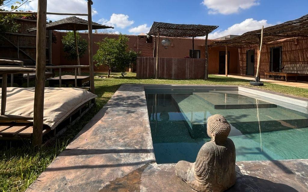 Slide Décoration au style balinais autour de la piscine à la Villa Dar Wellness