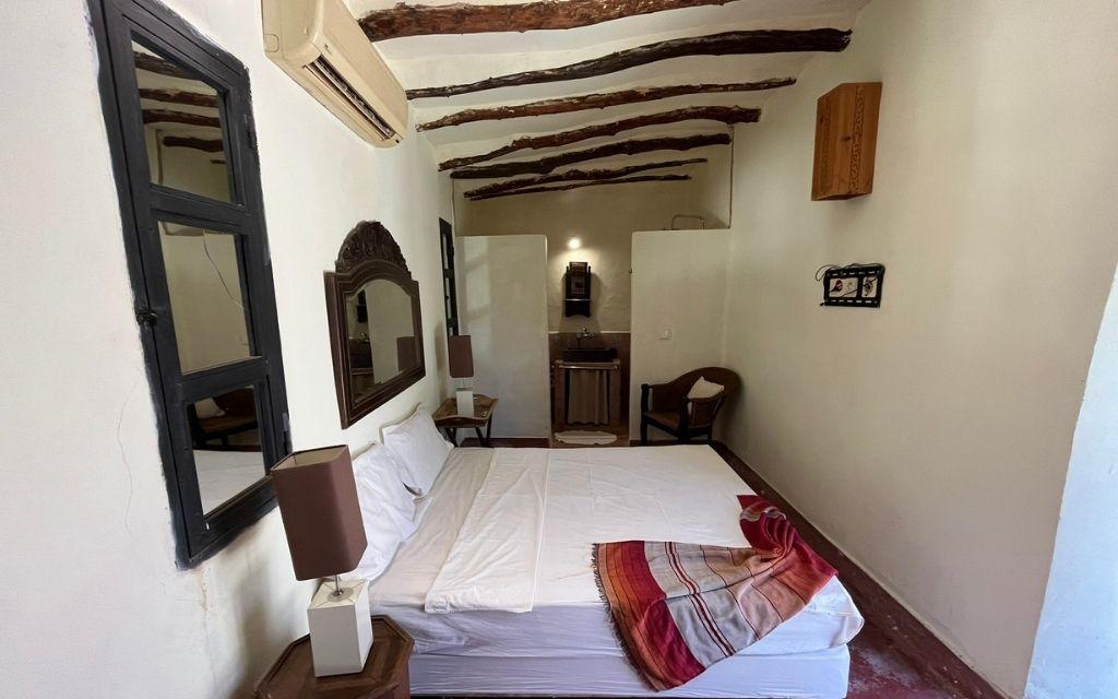 Slide Air-conditioned double bedroom with a large and spacious private shower room at Villa Dar Wellness