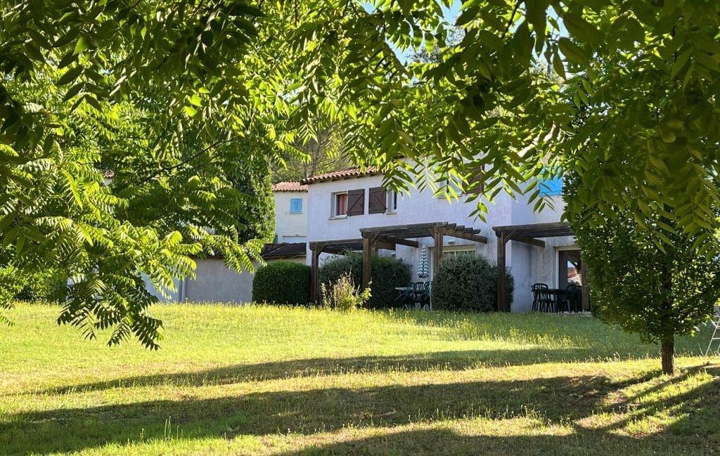 Slide Maisonnettes avec terrasse au Domaine des Cazelles à Cajarc dans le Lot