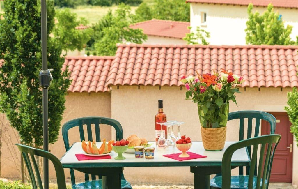 Slide Résidence Le Domaine de Cazelles *** à Cajarc, résidence de tourisme dans le Lot salle de bain