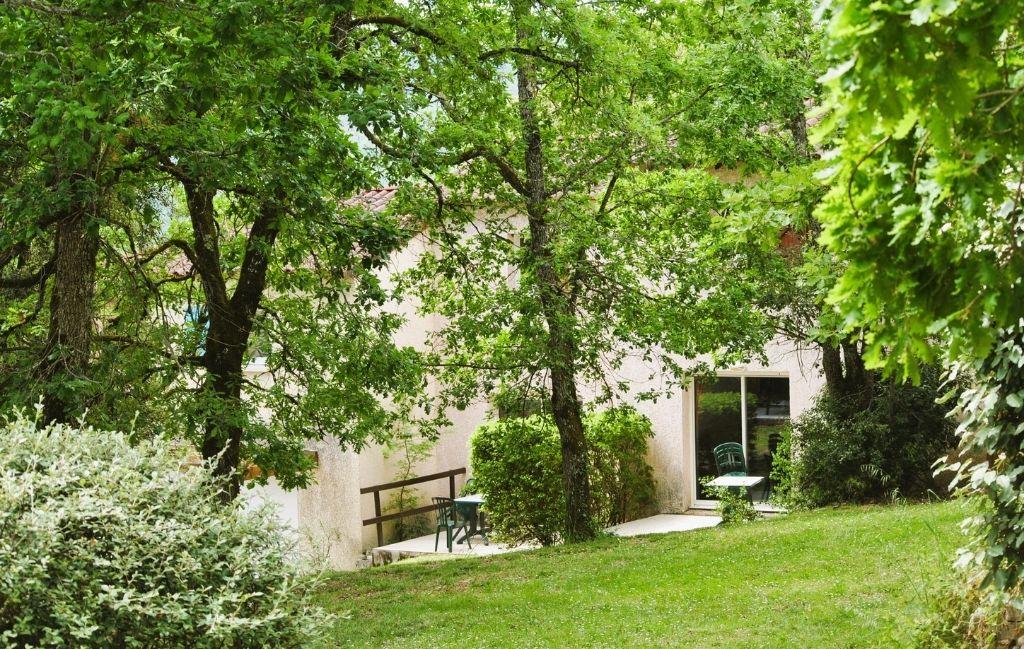 Slide Jardin et terrasse avec verdure dans la résidence du Domaine des Cazelles by Ateya à Cajarc dans le Lot
