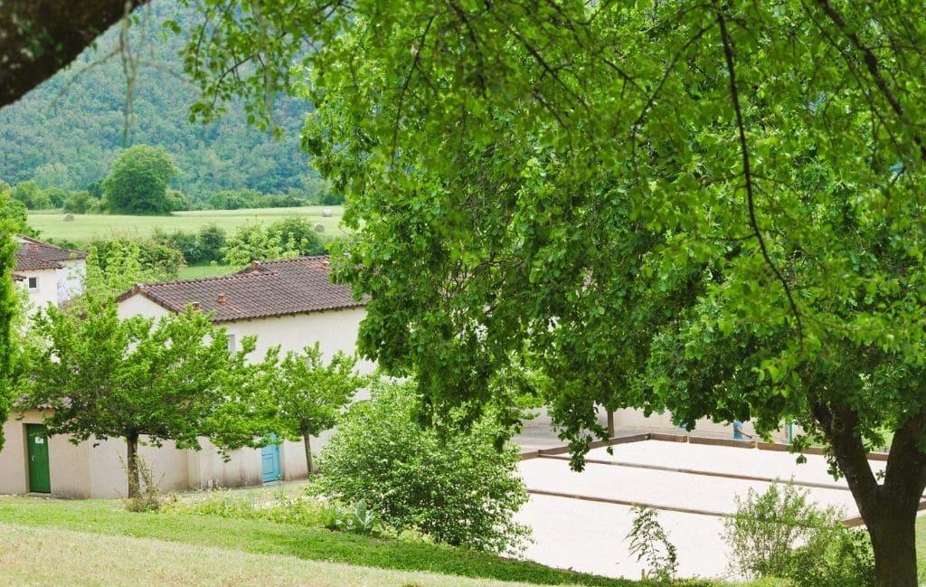Slide Terrain de sport et jardin de la résidence Le Domaine des Cazelles à Cajarc