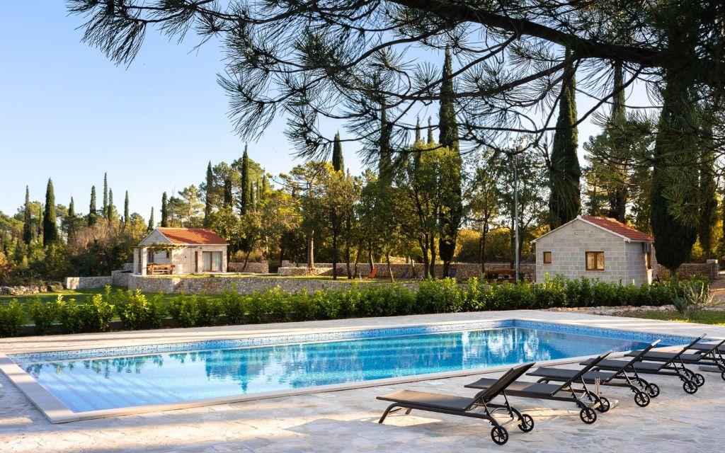 Slide Location des Maisonnettes Sevta Ana Lodges en Croatie sur un terrain de 2 ha avec piscine commune