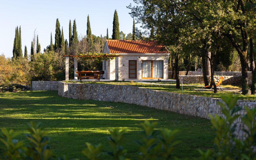 Slide Maisonnette construite en pierre traditionnelle avec terrasse ombragée en  Croatie