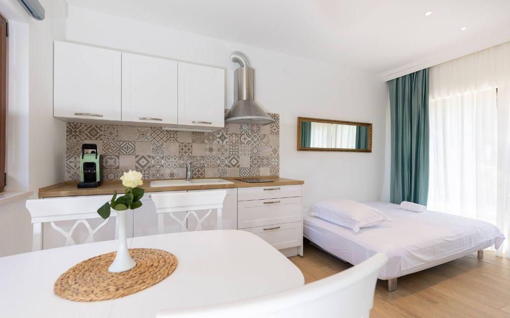 Slide Canapé dépliant en couchage dans le salon des Maisonnettes Sveta Ana Lodges en Croatie