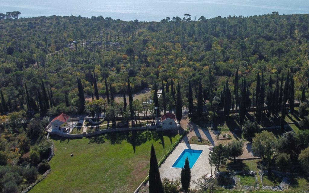 Slide Prise aérienne de votre location aux Maisonnettes Sveta Ana Lodges en Croatie proche de la côte