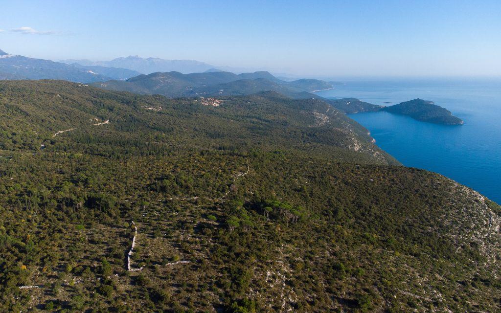 Slide Paysages grandioses des côtes Croate et accessible depuis votre location aux Maisonnettes Sveta Ana Lodges