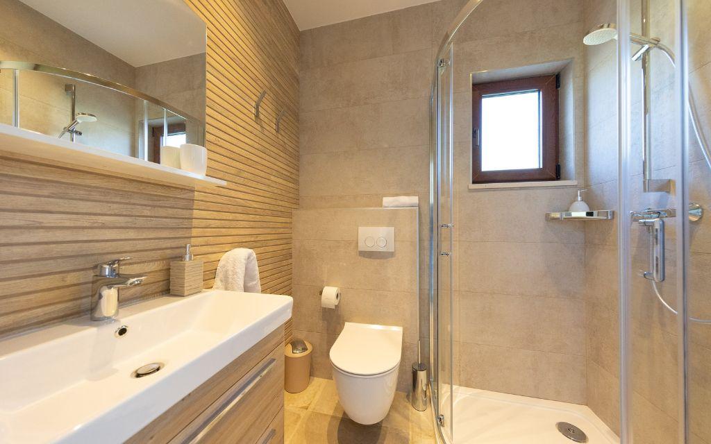 Slide Shower room with modern, minimalist furnishings in the Sveta Ana Lodges cottages