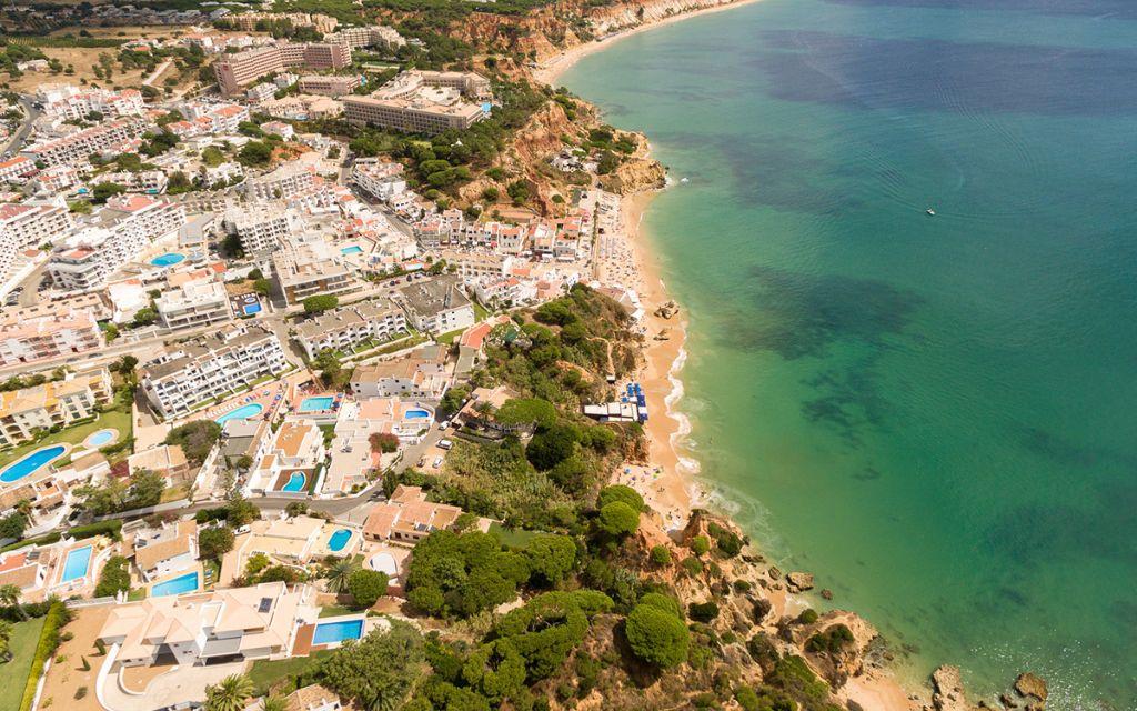 Slide Station balnéaire d'Olhos d'Agua au sud du Portugal en Algarve