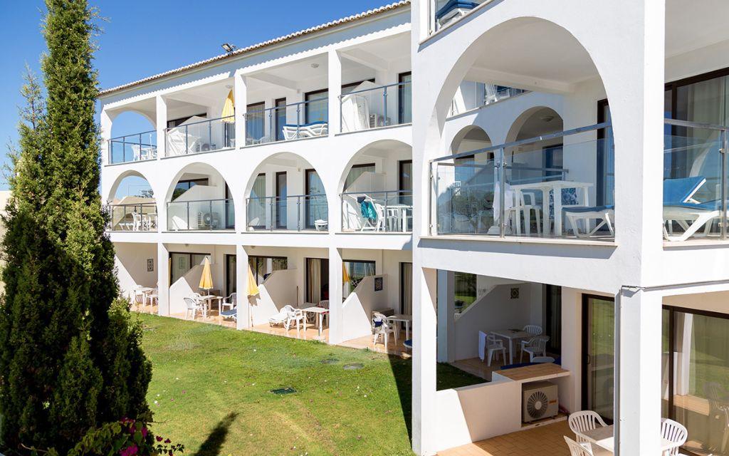 Slide Human-scale building at the Do Parque residence, close to Olhos d’Água beach