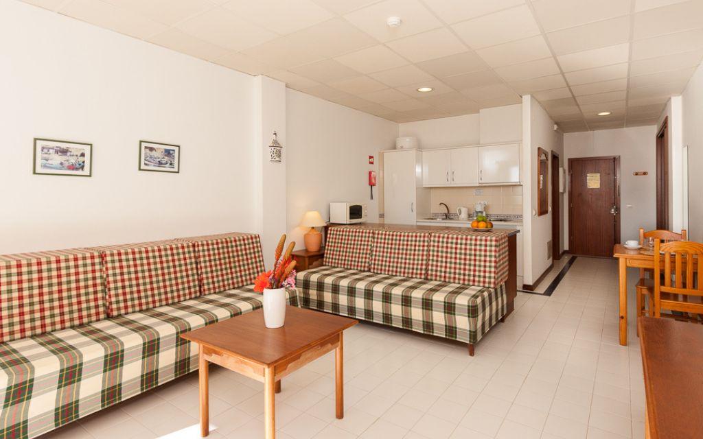 Slide Open-plan kitchen opening onto the living room in one of the apartments at the Do Parque residence in Olhos d’Água