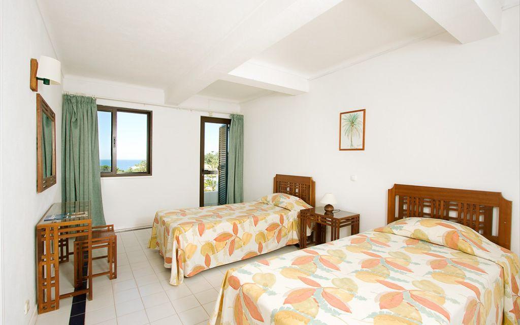 Slide Bedroom with twin beds in the apartments of the Do Parque residence in Olhos d’Água