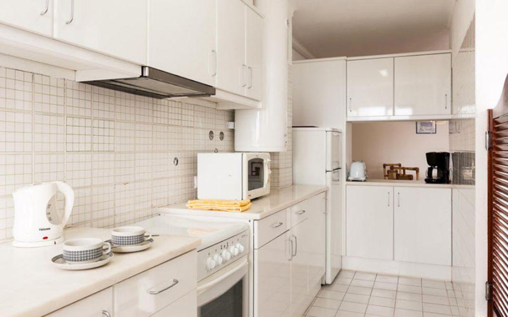 Slide Fully equipped and functional kitchen in the apartments of the Do Parque residence in Olhos d’Água