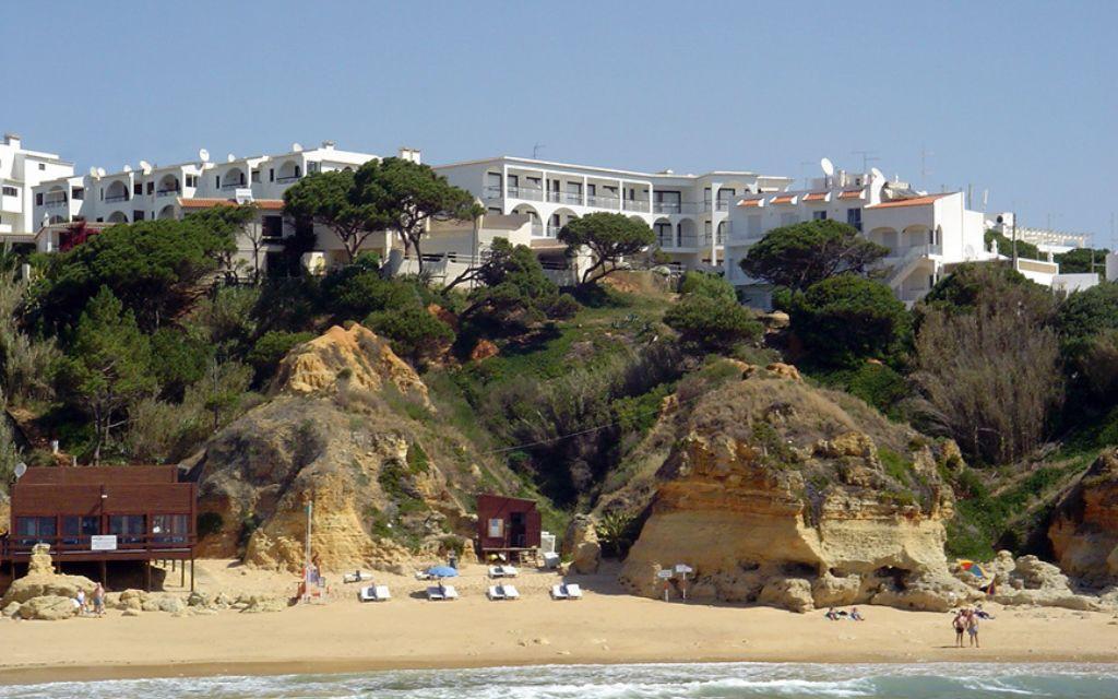 Slide Do Parque residence set on a hillside, with beach access below via a staircase