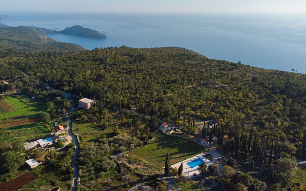Slide Prise aérienne de votre location aux Maisonnettes Sveta Ana Lodges 3* en Croatie proche de la côte