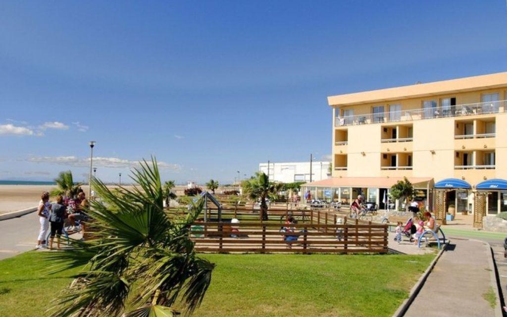 Slide Façade extérieure la résidence Neptune avec accès direct à la plage