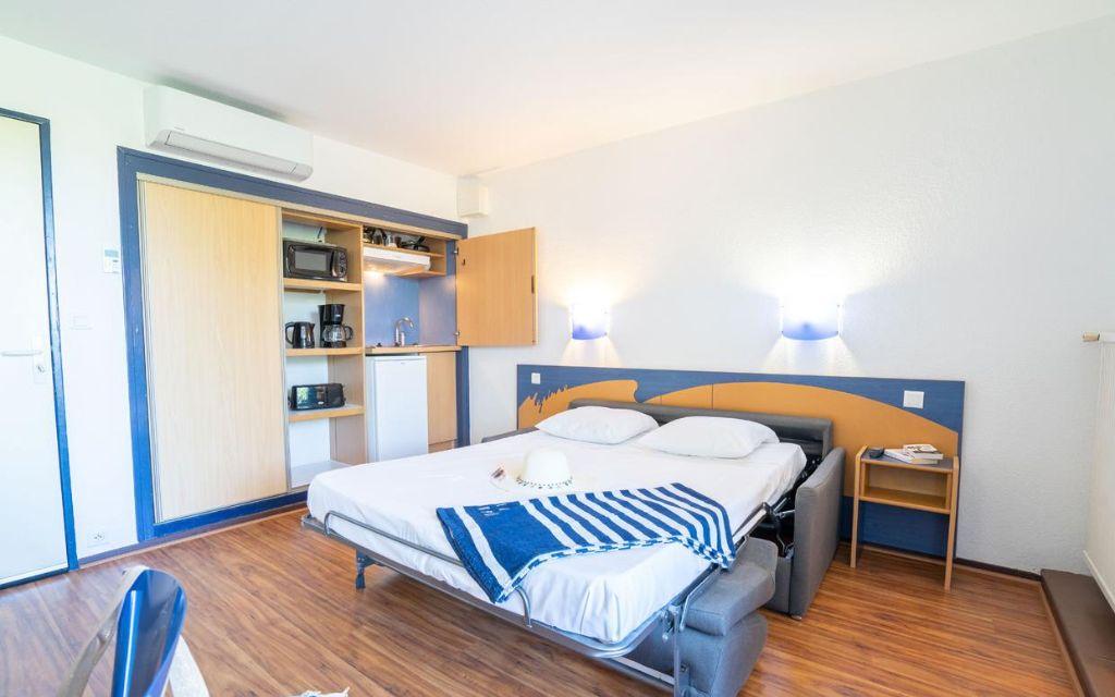 Slide Intérieur d’un studio de la résidence Neptune avec kitchenette et canapé-lit