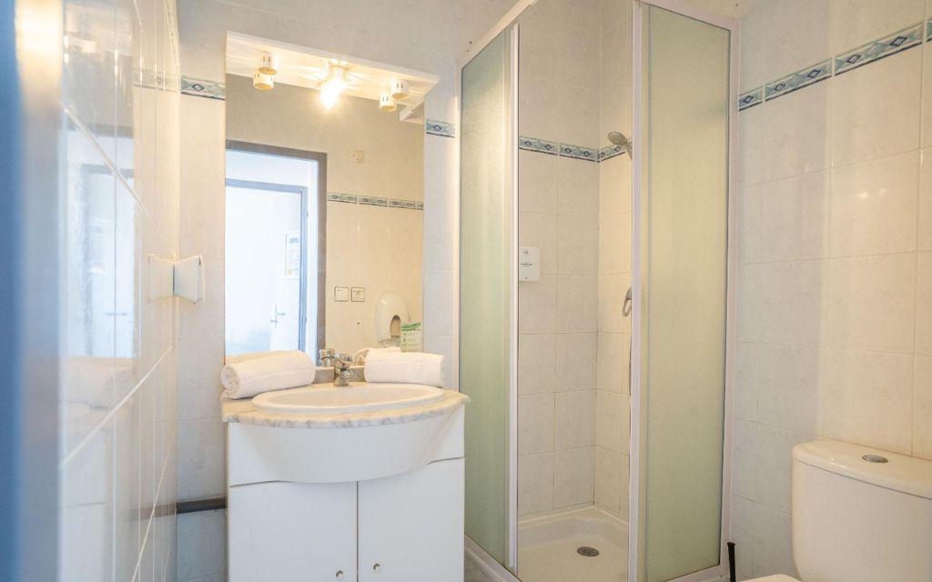 Slide Salle de douche d’un studio de la résidence Neptune avec lavabo et WC