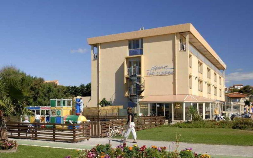 Slide Extérieur de la résidence Neptune à Saint Pierre sur Mer et aire de jeux enfants