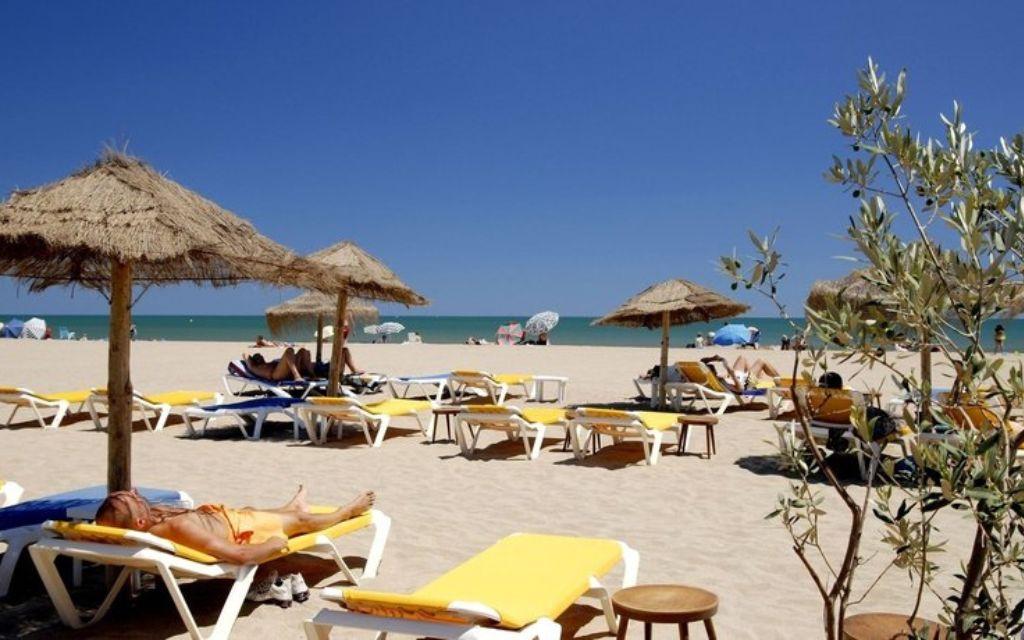 Slide Plage en Occitanie avec transats