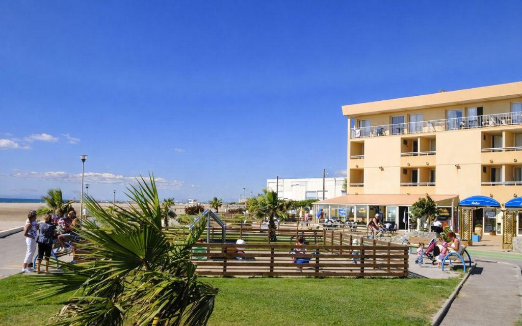 Slide Façade extérieure la résidence Neptune avec accès direct à la plage