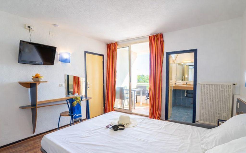 Slide Studio apartment in the Neptune residence with shower room and TV included.