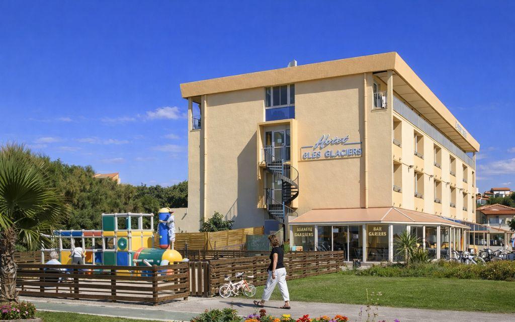 Slide Exterior of the Neptune residence in Saint-Pierre-sur-Mer with a children’s playground.