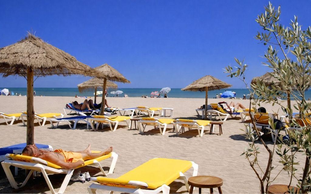 Slide Beach in Occitanie with sun loungers.