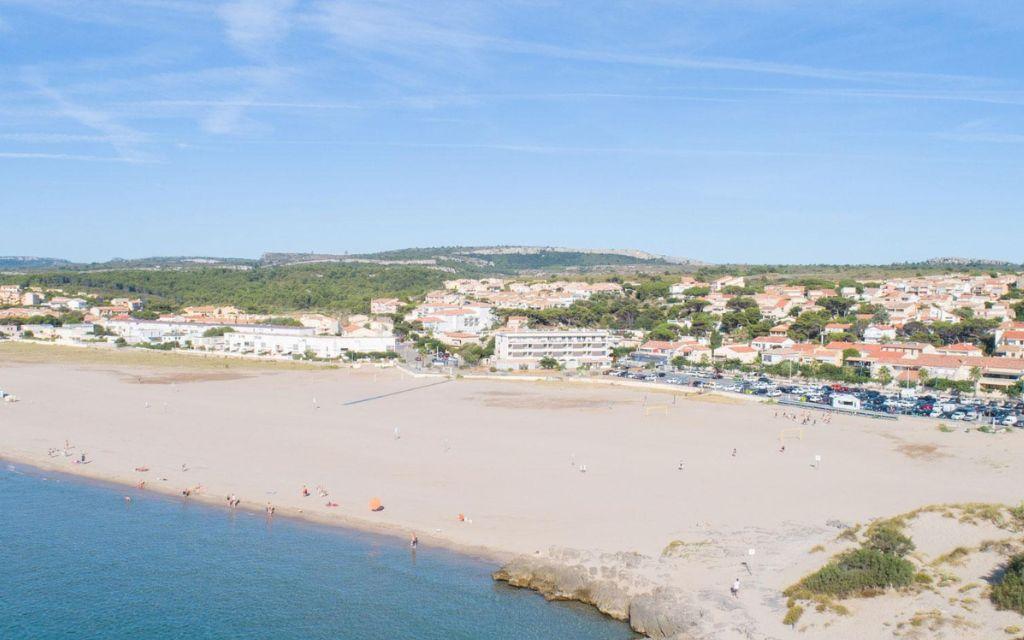 Slide Aerial view of the residence with the beach in the foreground in Occitanie.