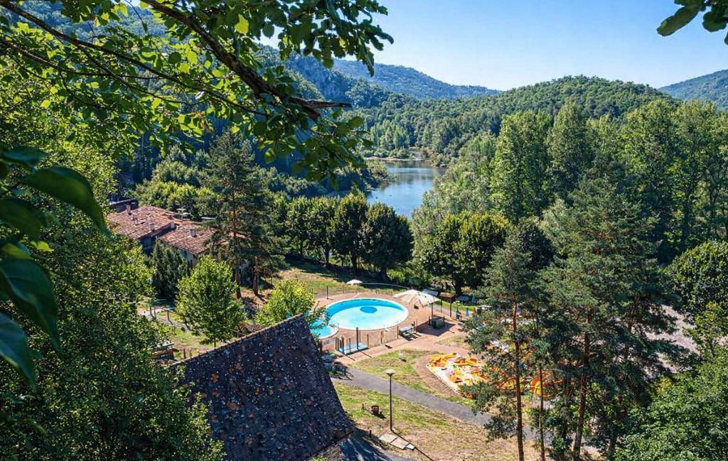 Slide Vue en hauteur de la piscine extérieure chauffée de la résidence Vorey-sur-Arzon avec vue sur la Loire