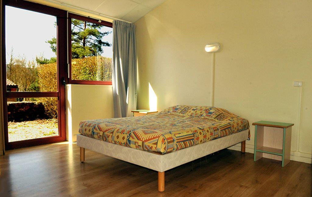 Slide Double bedroom in a cottage at Résidence Vorey-sur-Arzon with access to the outdoor terrace