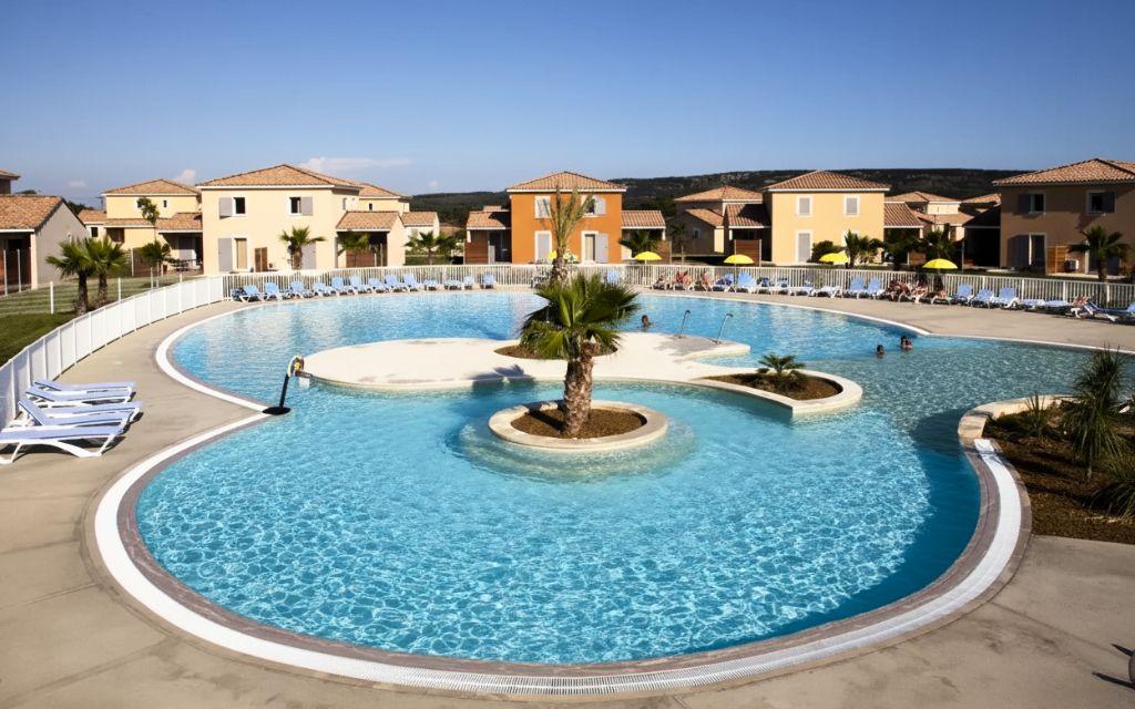 Slide Piscine avec palmiers à la résidence du Domaine du Golf à Fabrègues près de Montpellier