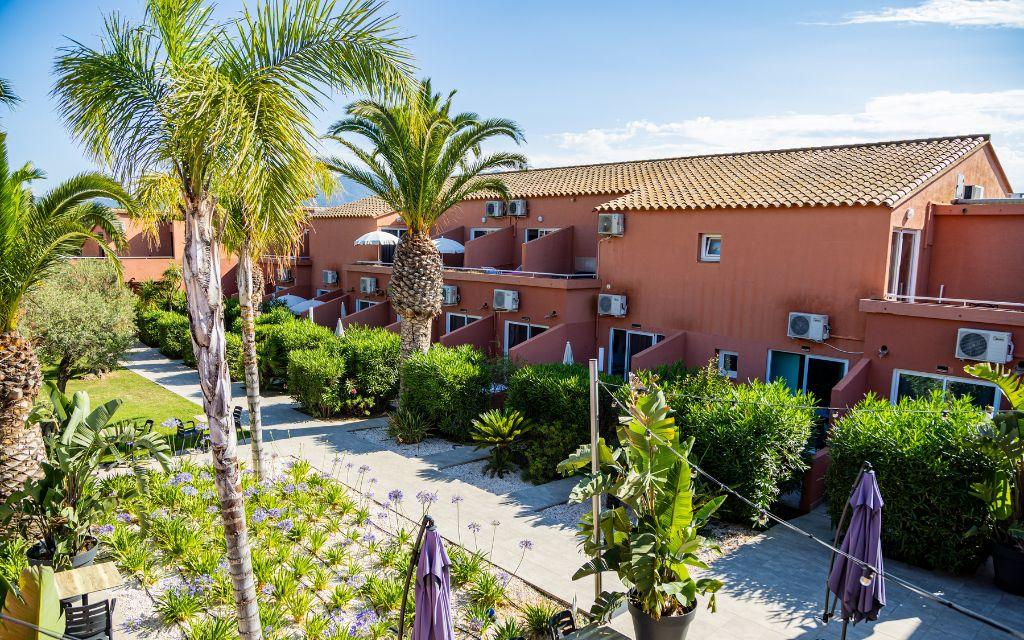 Slide Intérieur d’un studiVue d’ensemble de la résidence Antinéa composée de studios avec terrasse ou balcon privatif à Argelès-sur-Mero pour 2 à 4 personnes avec canapé-lit au sein de la résidence Antinea à Argelès-sur-Mer
