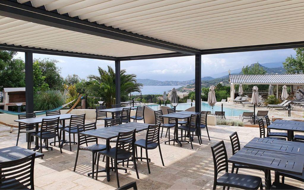 Slide Bel espace restauration avec terrasse accès à la piscine et vue sur la baie de Calcatoggio au camping Lacasa