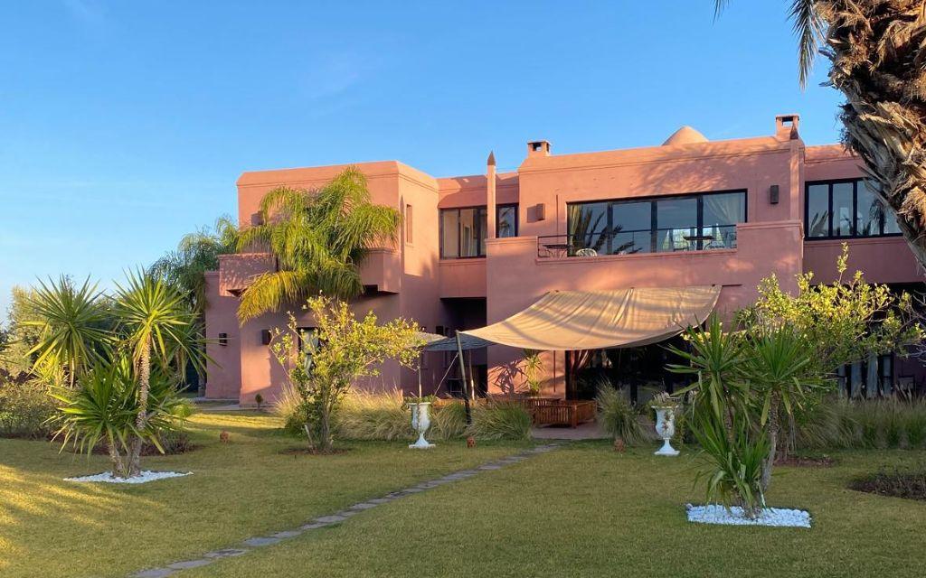 Slide Villa Dar Dream au Maroc avec façade ocre et jardin