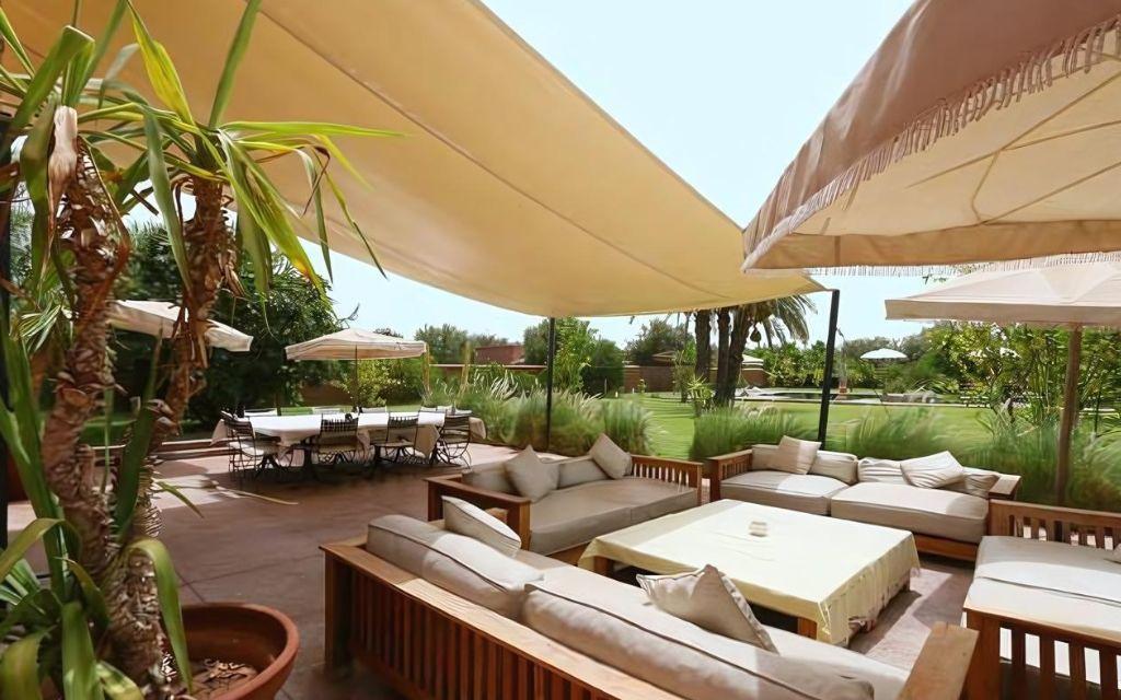 Slide Salon extérieur dans coin canapé et coin table de la villa Dar Dream au Maroc